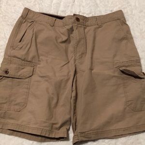- Men’s Izod tan cargo shorts Sz 38